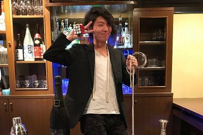 マスターがカウンターでマジックを披露する様子