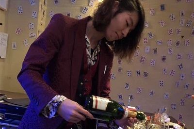 カウンターでドリンクを用意する竹田恭平